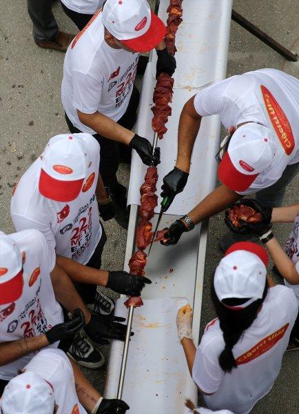 Adana'da tek şişte et pişirme rekoru