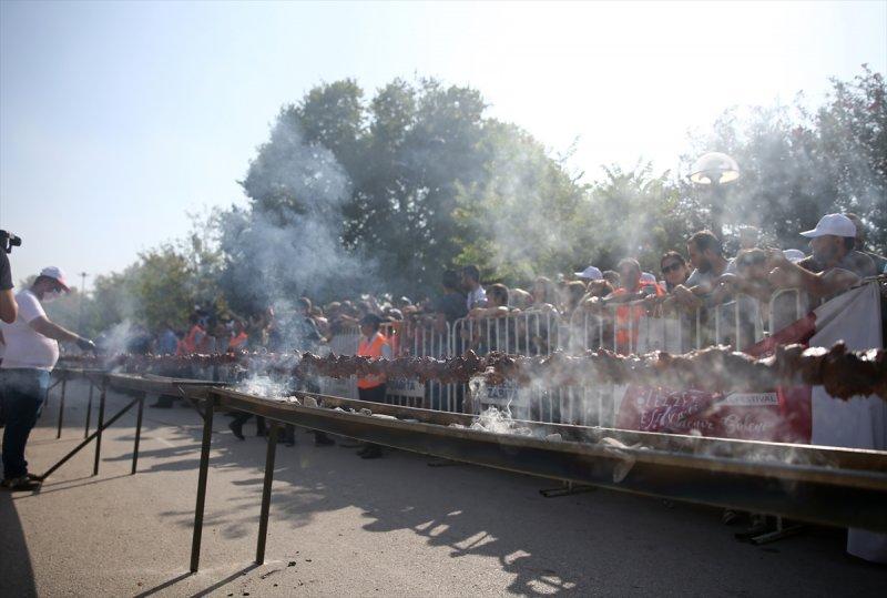 Adana'da tek şişte et pişirme rekoru