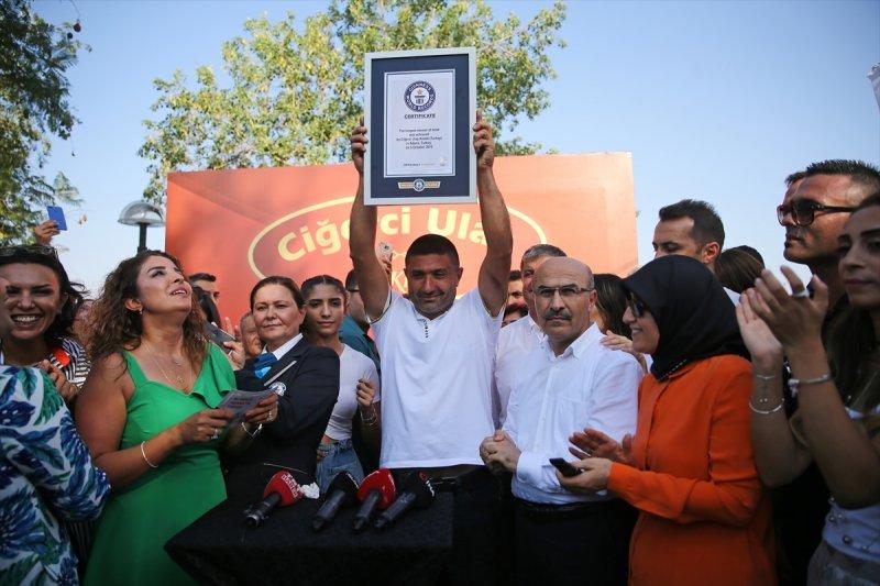 Adana'da tek şişte et pişirme rekoru