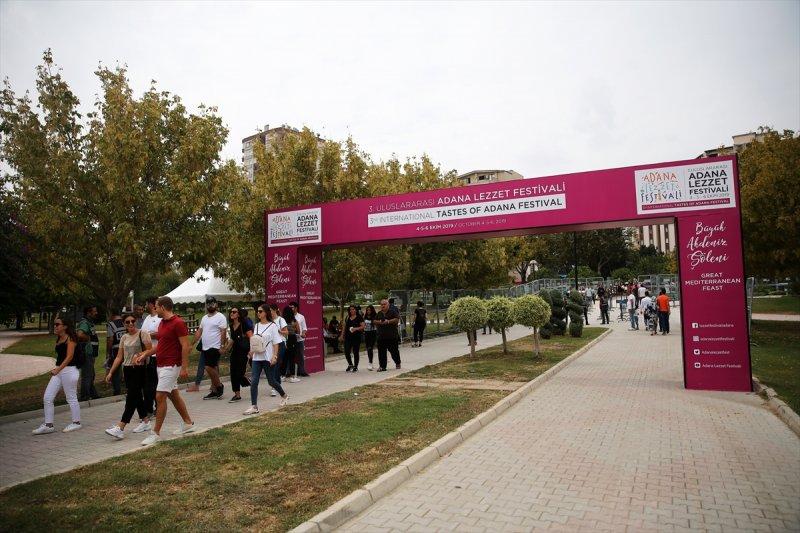 Adana'da tek şişte et pişirme rekoru