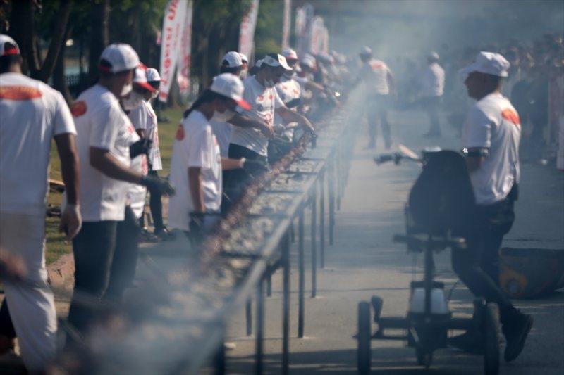 Adana'da tek şişte et pişirme rekoru