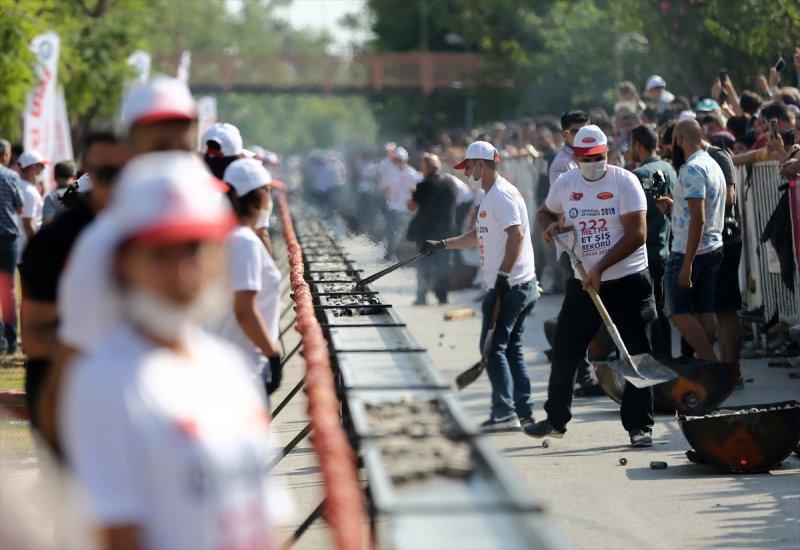 Adana'da tek şişte et pişirme rekoru