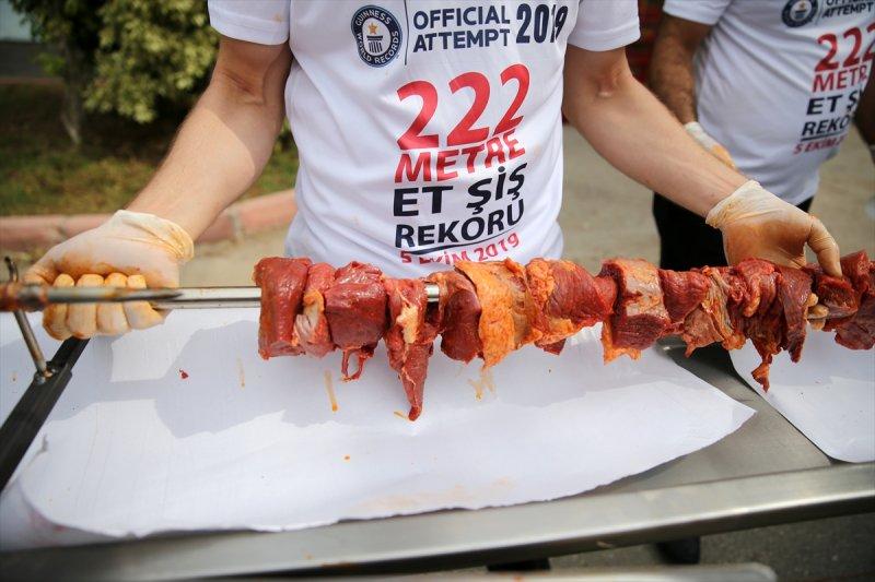 Adana'da tek şişte et pişirme rekoru