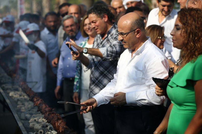 Adana'da tek şişte et pişirme rekoru