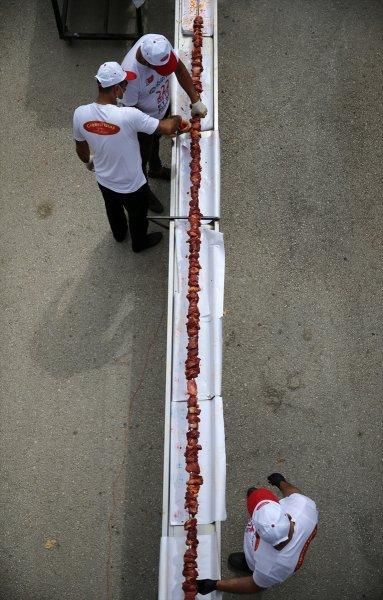 Adana'da tek şişte et pişirme rekoru