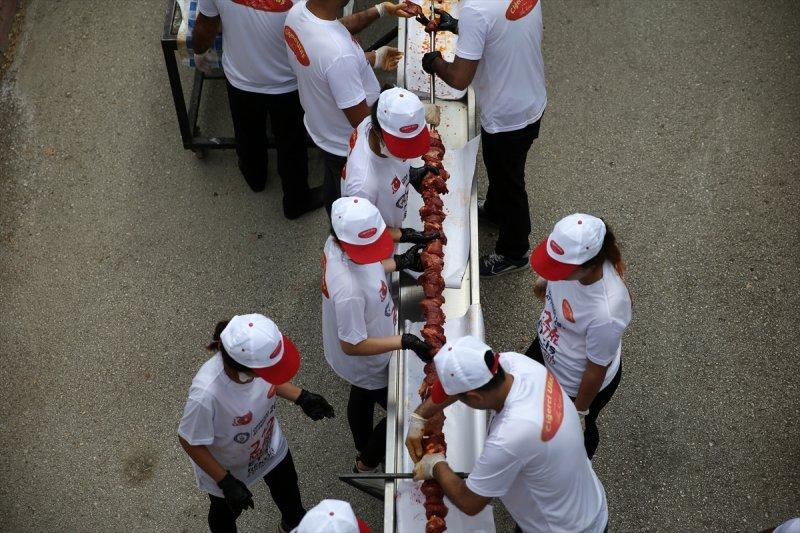 Adana'da tek şişte et pişirme rekoru