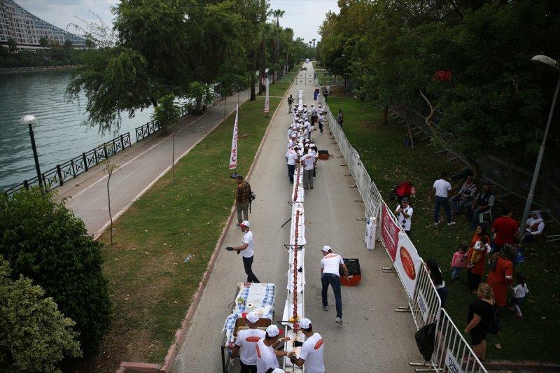 Adana'da tek şişte et pişirme rekoru