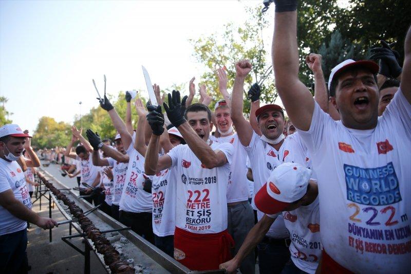 Adana'da tek şişte et pişirme rekoru