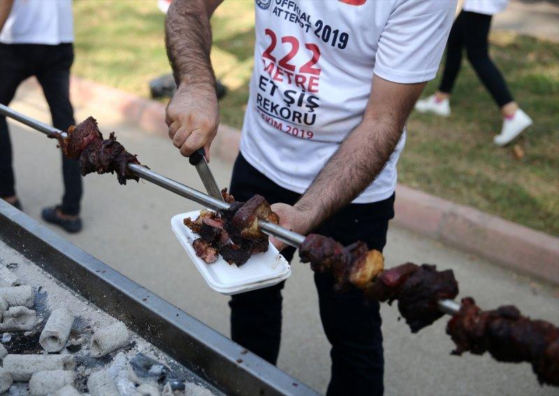 Adana'da tek şişte et pişirme rekoru