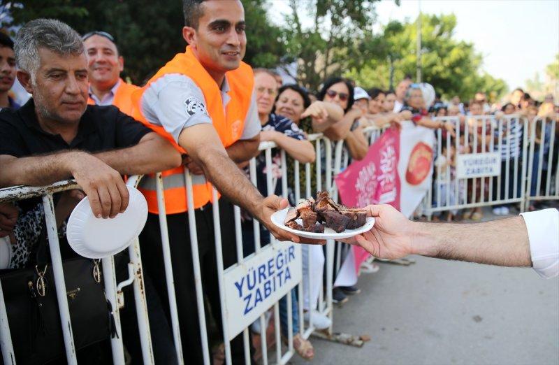 Adana'da tek şişte et pişirme rekoru