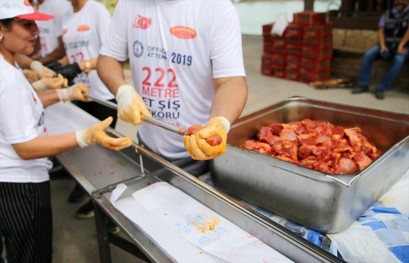 Adana'da tek şişte et pişirme rekoru