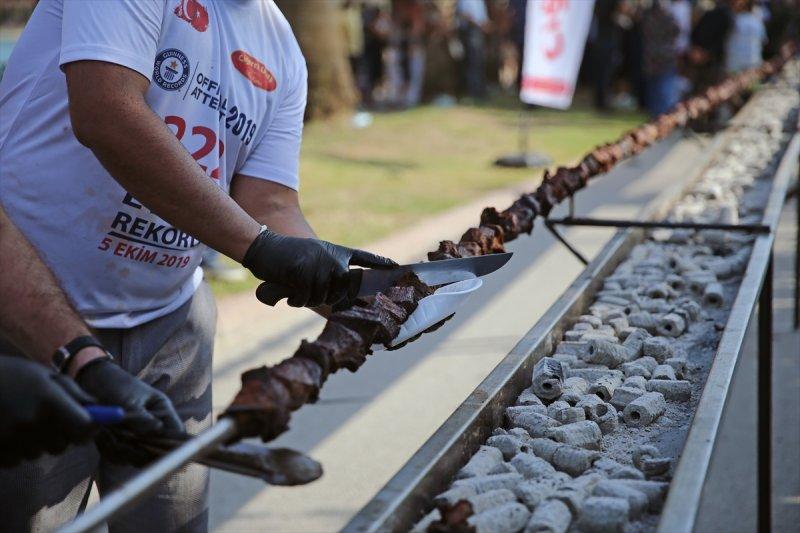Adana'da tek şişte et pişirme rekoru