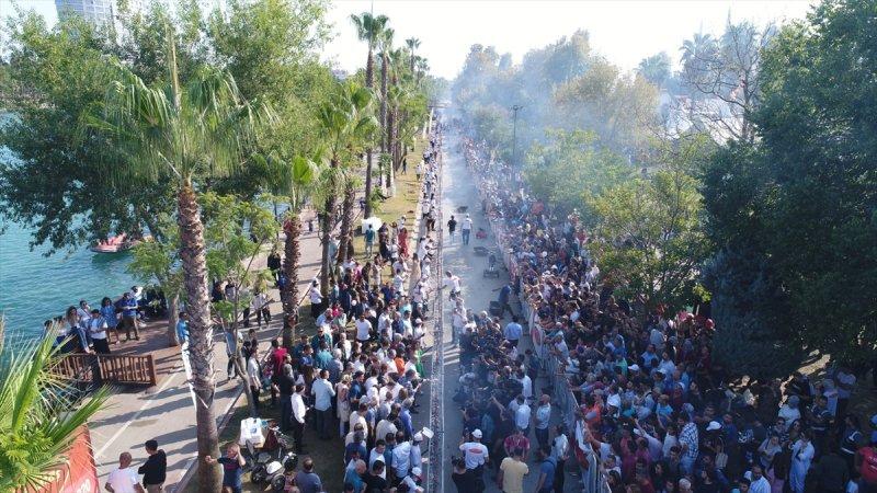 Adana'da tek şişte et pişirme rekoru