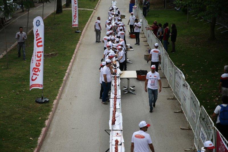Adana'da tek şişte et pişirme rekoru