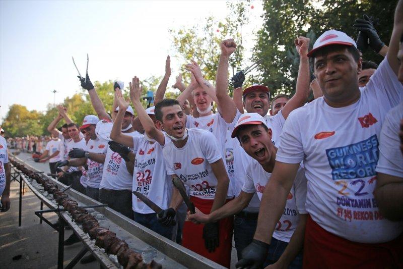 Adana'da tek şişte et pişirme rekoru