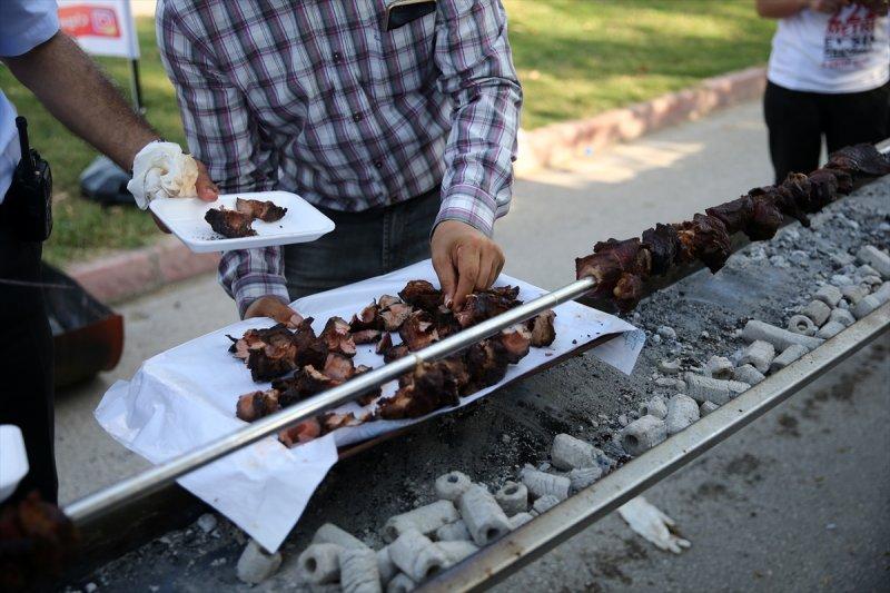 Adana'da tek şişte et pişirme rekoru
