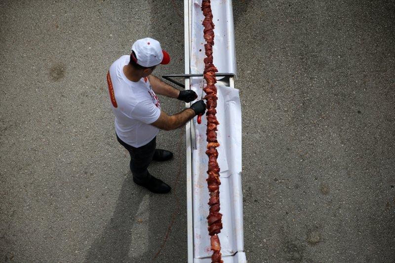 Adana'da tek şişte et pişirme rekoru