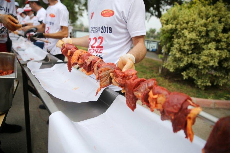 Adana'da tek şişte et pişirme rekoru