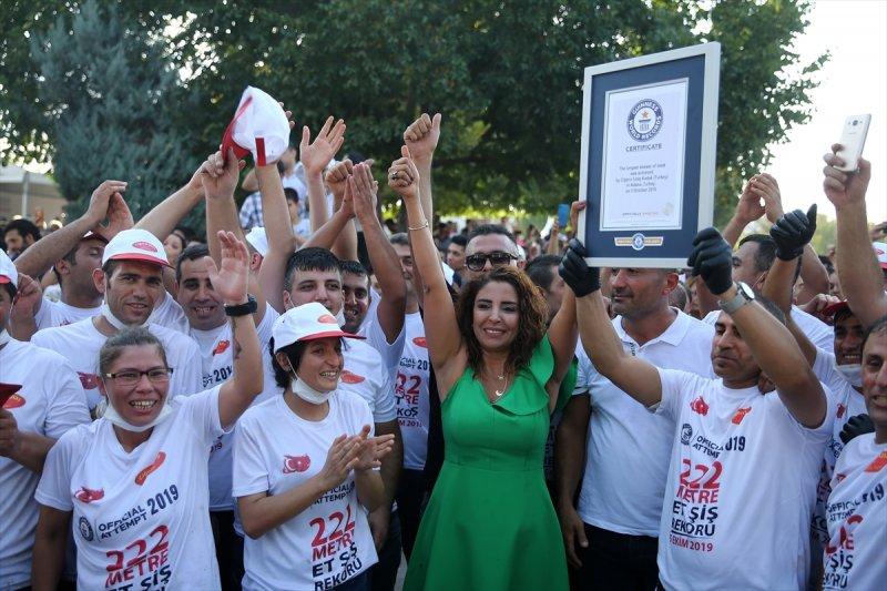 Adana'da tek şişte et pişirme rekoru