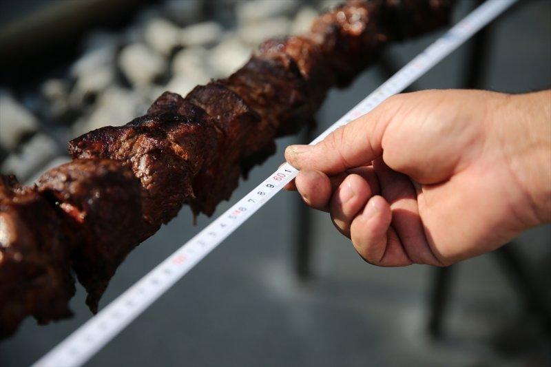 Adana'da tek şişte et pişirme rekoru