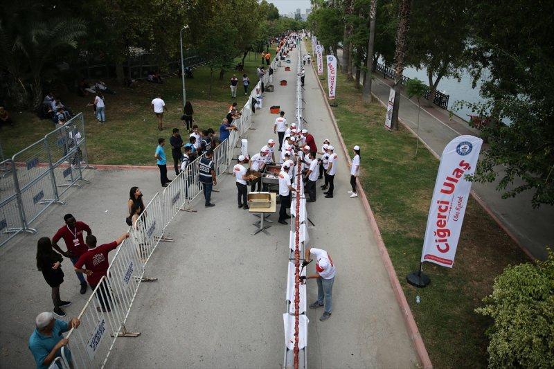Adana'da tek şişte et pişirme rekoru