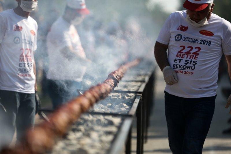 Adana'da tek şişte et pişirme rekoru