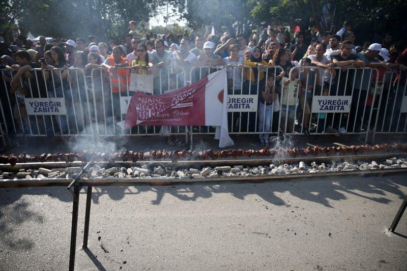 Adana'da tek şişte et pişirme rekoru