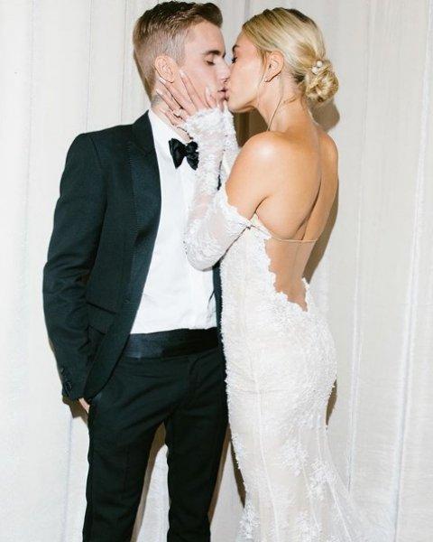 Hailey Bieber gelinliğini gösterdi 