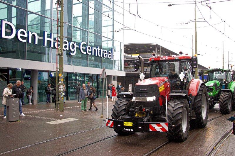 Hollanda'da çiftçi protestoları hayatı felç etti