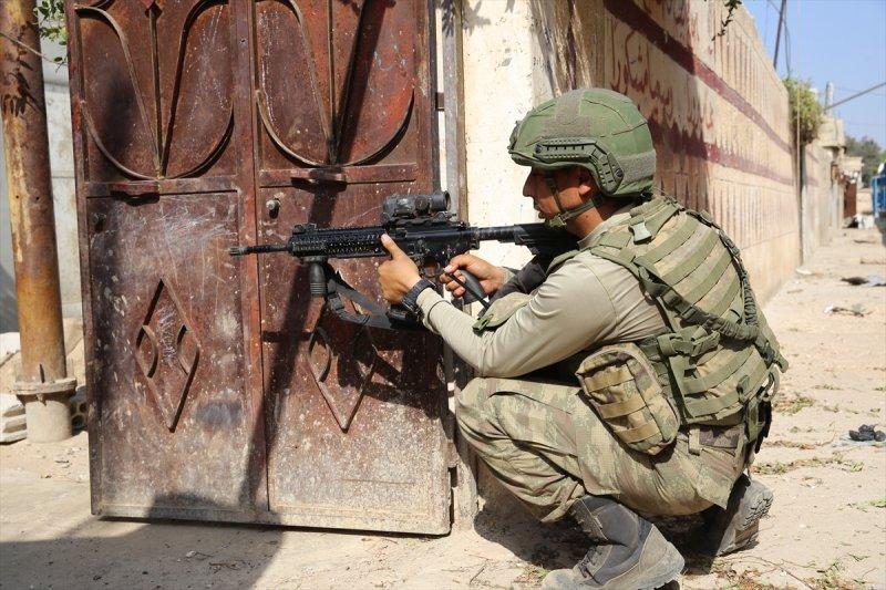 Mehmetçik adım adım terörü temizliyor