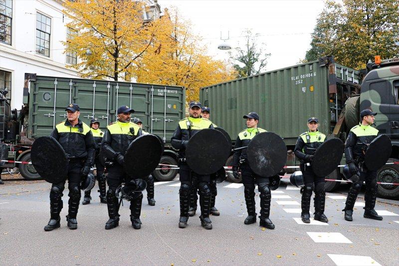 Hollanda'da çiftçi protestoları hayatı felç etti