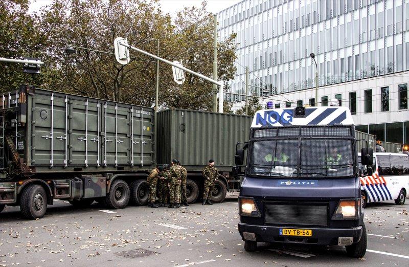 Hollanda'da çiftçi protestoları hayatı felç etti