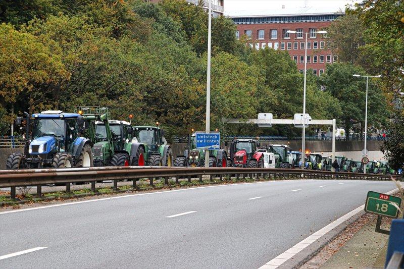Hollanda'da çiftçi protestoları hayatı felç etti