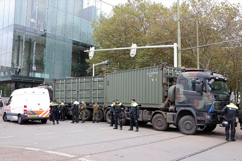 Hollanda'da çiftçi protestoları hayatı felç etti