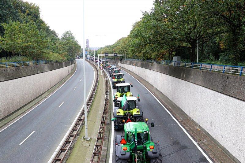 Hollanda'da çiftçi protestoları hayatı felç etti