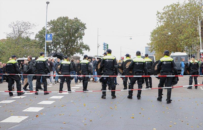 Hollanda'da çiftçi protestoları hayatı felç etti
