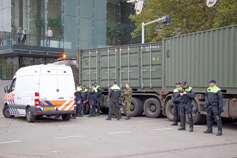 Hollanda'da çiftçi protestoları hayatı felç etti