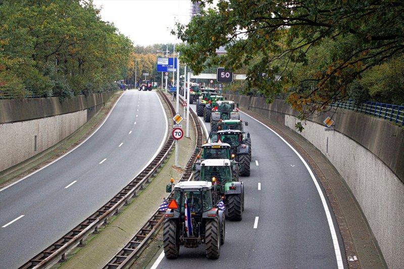 Hollanda'da çiftçi protestoları hayatı felç etti
