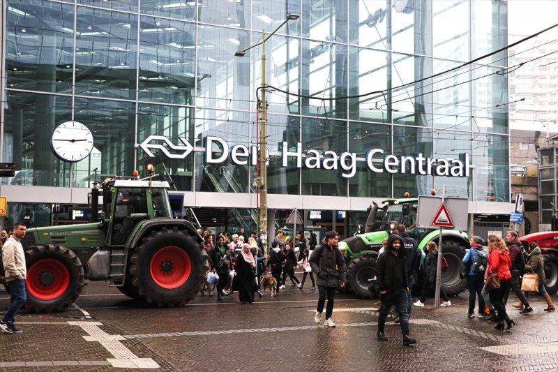 Hollanda'da çiftçi protestoları hayatı felç etti
