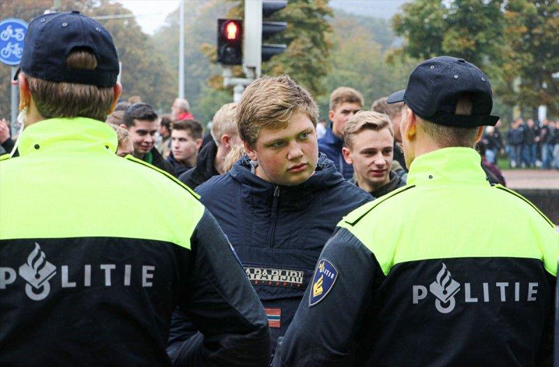 Hollanda'da çiftçi protestoları hayatı felç etti