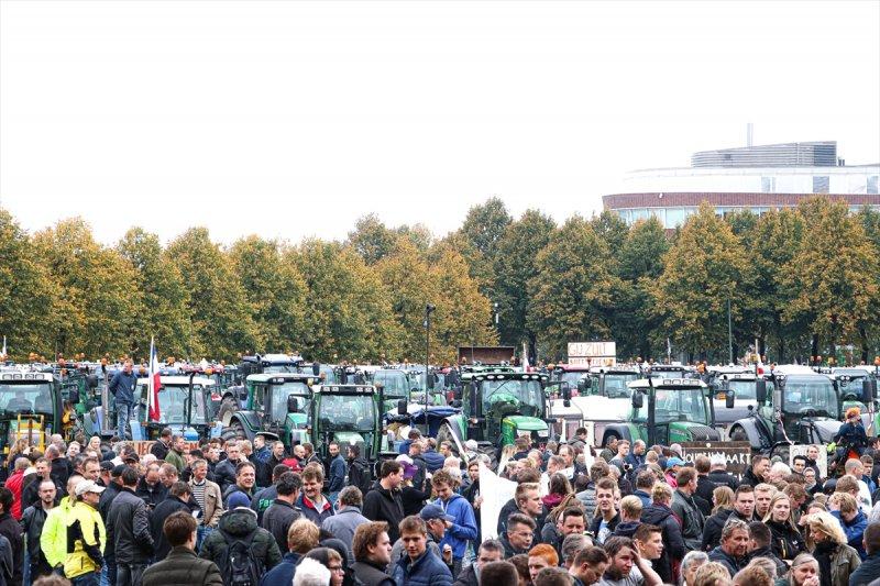 Hollanda'da çiftçi protestoları hayatı felç etti