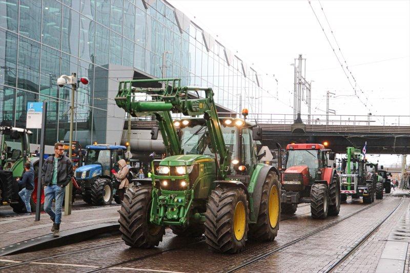 Hollanda'da çiftçi protestoları hayatı felç etti