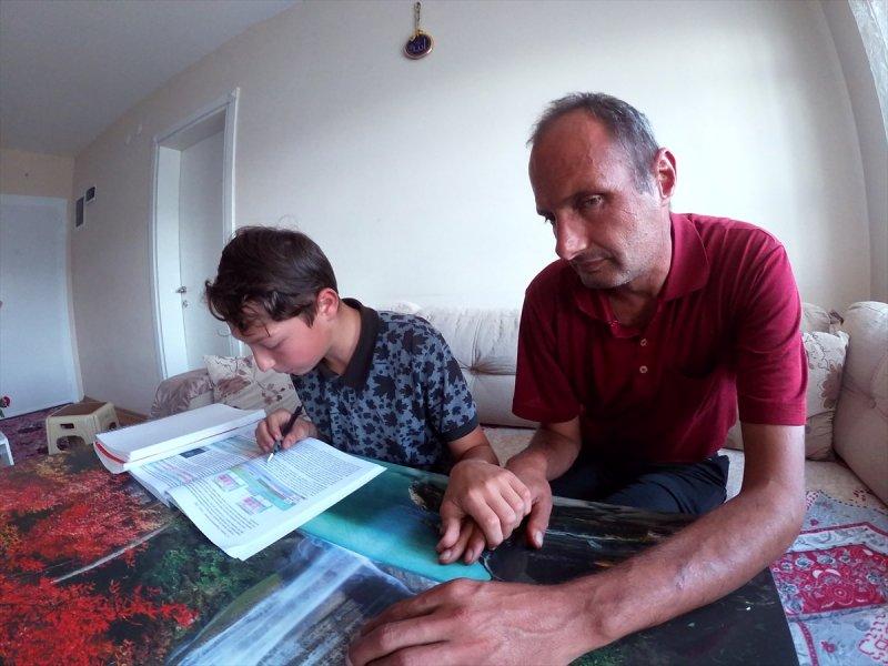 14 yaşında, engelli annesi ve babasına destek oluyor