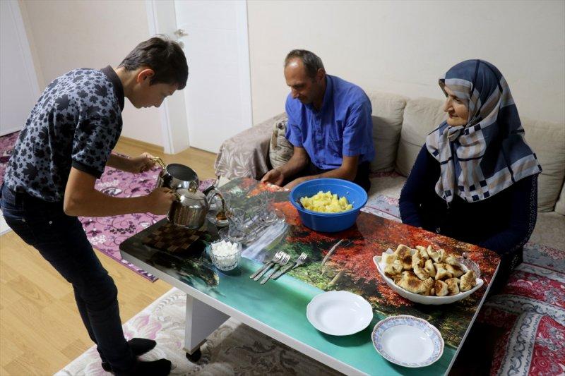 14 yaşında, engelli annesi ve babasına destek oluyor