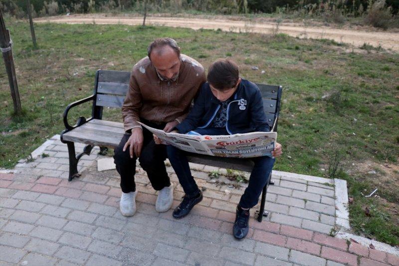 14 yaşında, engelli annesi ve babasına destek oluyor