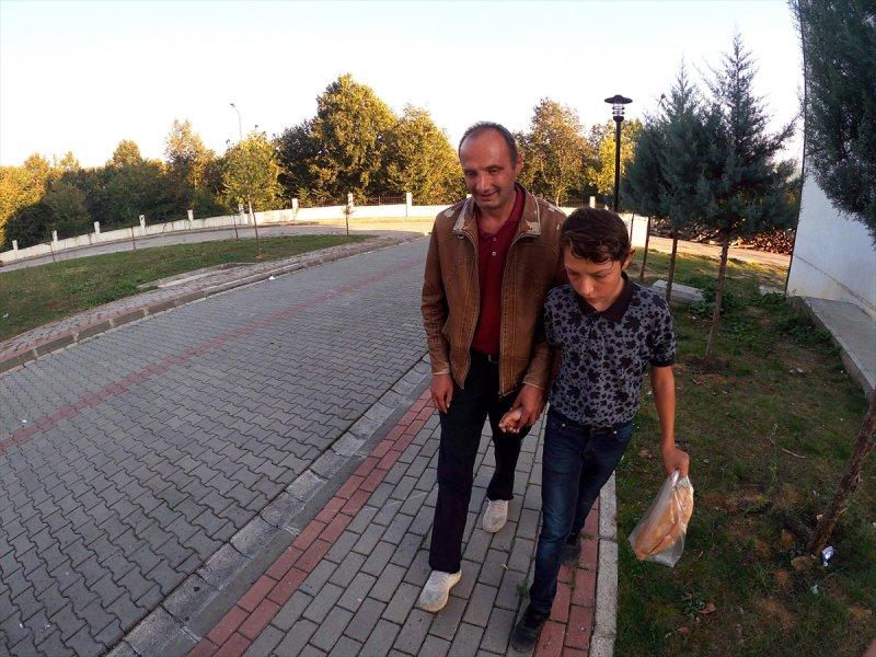 14 yaşında, engelli annesi ve babasına destek oluyor