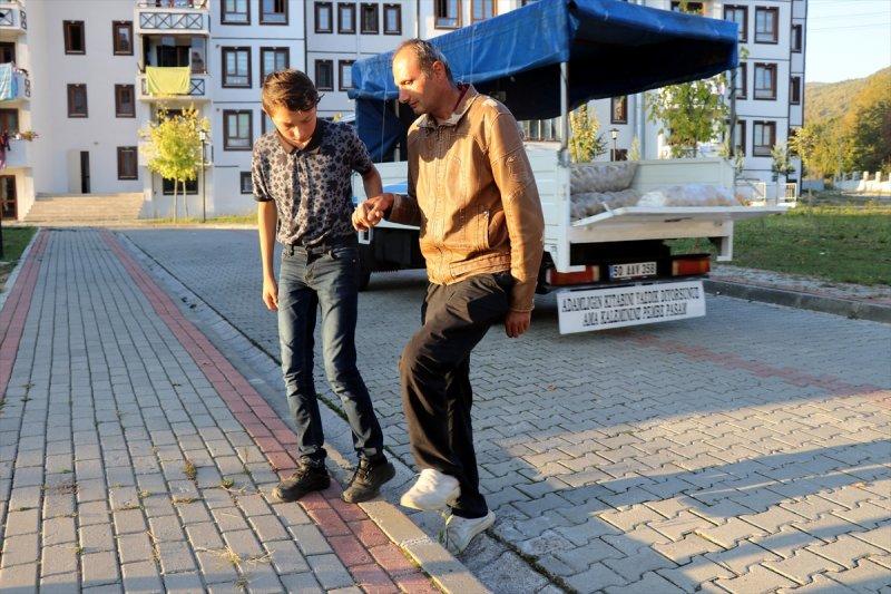 14 yaşında, engelli annesi ve babasına destek oluyor