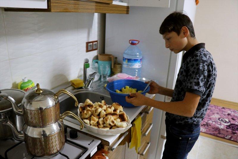 14 yaşında, engelli annesi ve babasına destek oluyor