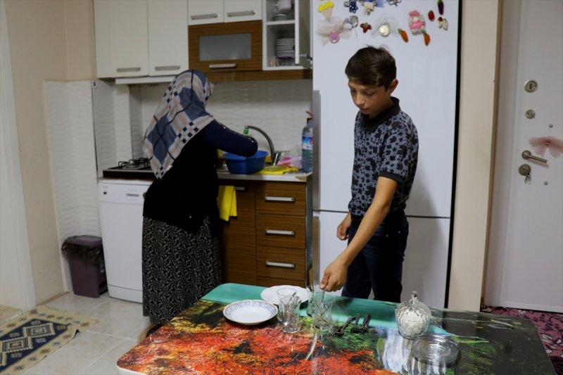 14 yaşında, engelli annesi ve babasına destek oluyor