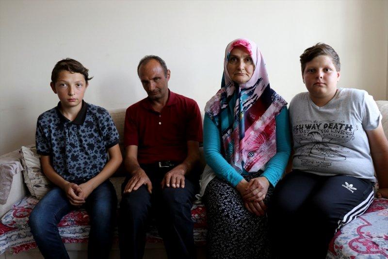 14 yaşında, engelli annesi ve babasına destek oluyor